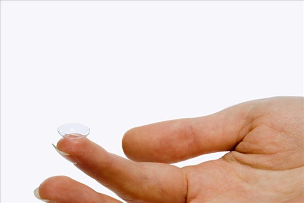 游泳可以戴隱形眼鏡嗎 游泳戴隱形眼鏡有什么影響 游泳可以戴隱形眼鏡嗎 游泳戴隱形眼鏡有什么影響