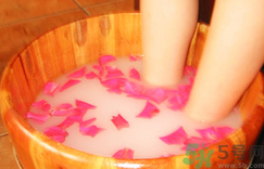 腳腫了用什么泡腳可以消腫?藏紅花泡腳能消腫嗎.png 腳腫了用什么泡腳可以消腫?藏紅花泡腳能消腫嗎.png