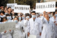 警方鳴槍威懾醫(yī)鬧 死亡幼兒母親嚇跪 警方鳴槍威懾醫(yī)鬧 死亡幼兒母親嚇跪