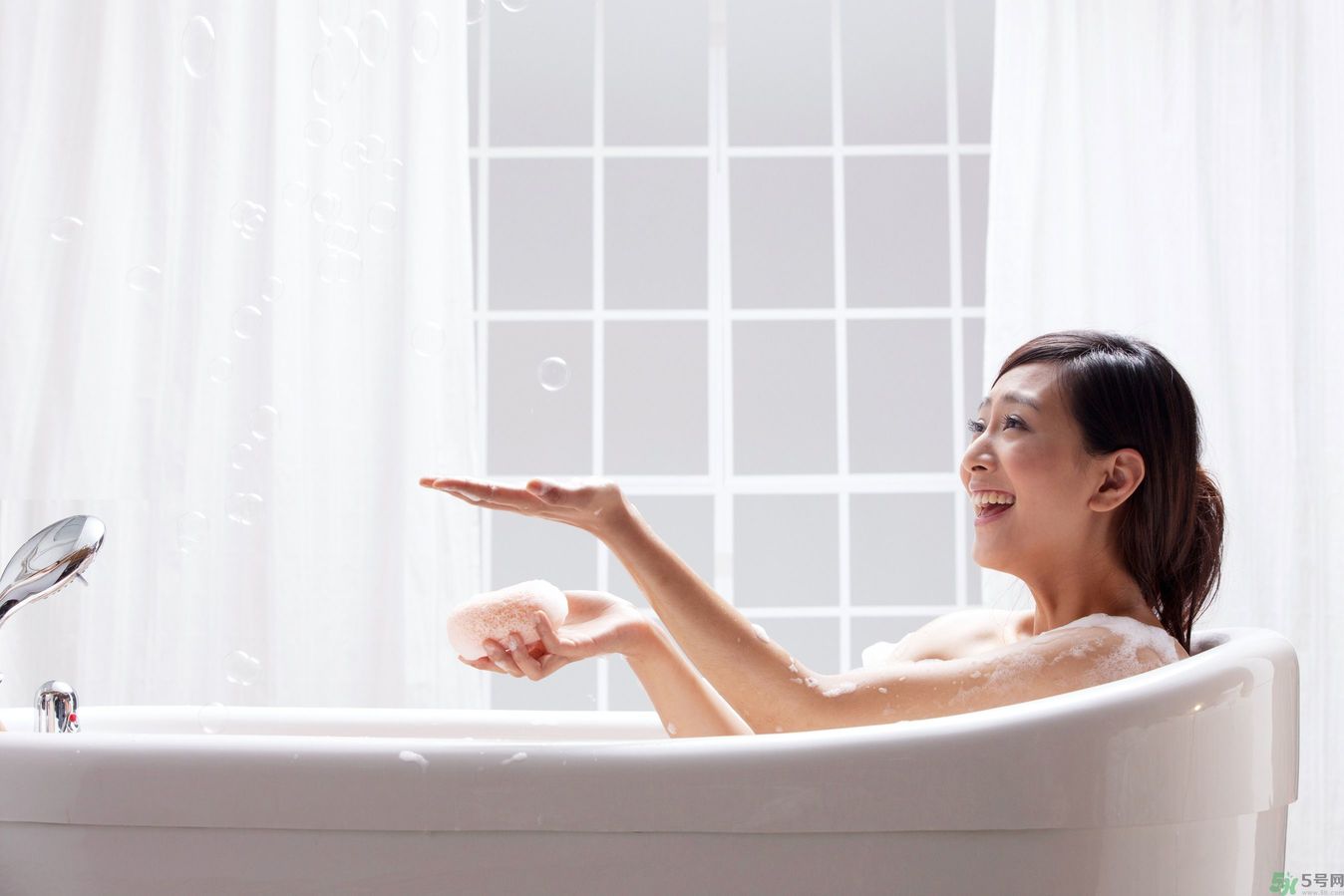 洗澡用沐浴露好還是香皂好？洗澡用什么洗的干凈？