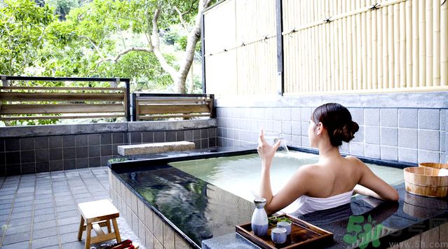 洗澡用沐浴露好還是香皂好？洗澡用什么洗的干凈？