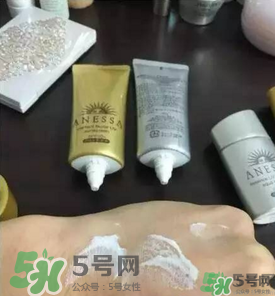 安熱沙和安耐曬的區(qū)別 安耐曬金瓶和銀瓶區(qū)別 安熱沙和安耐曬的區(qū)別 安耐曬金瓶和銀瓶區(qū)別