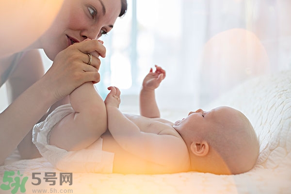 寶寶腳上起水泡怎么辦？寶寶腳底長透明水泡怎么辦？