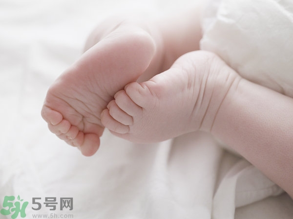寶寶腳上起水泡怎么辦？寶寶腳底長透明水泡怎么辦？