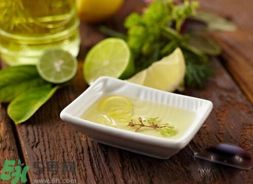 燙頭發(fā)后頭發(fā)干枯怎么辦？解決燙發(fā)后頭發(fā)干枯問(wèn)題