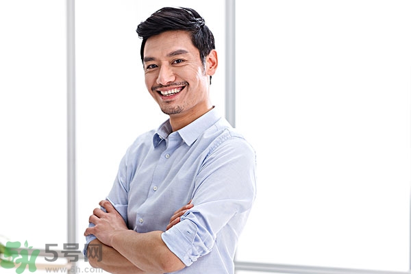 包皮有白色污垢是怎么回事？包皮里面有白色東西是什么很臭