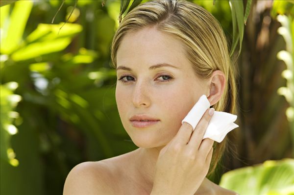 用卸妝水洗臉后還需用洗面奶嗎？卸妝水洗臉后可以不用洗面奶嗎？