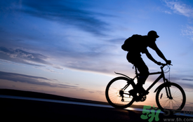 女孩被耳機(jī)線割喉 耳機(jī)線的正確佩戴方式 女孩被耳機(jī)線割喉 耳機(jī)線的正確佩戴方式