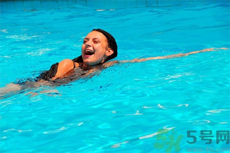 游泳能改善膝關(guān)節(jié)踝關(guān)節(jié)損傷嗎？游泳對膝關(guān)節(jié)炎有益嗎？