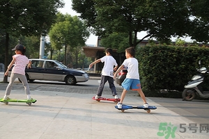 多大的孩子可以玩滑板車?初學(xué)者玩滑板要注意什么 多大的孩子可以玩滑板車?初學(xué)者玩滑板要注意什么