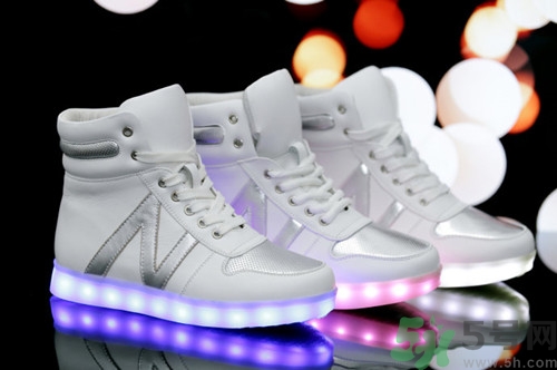 發(fā)光鞋怎么充電?發(fā)光鞋充電要沖多久 發(fā)光鞋怎么充電?發(fā)光鞋充電要沖多久