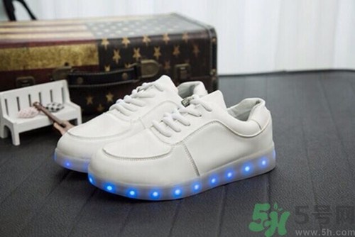 發(fā)光鞋怎么充電?發(fā)光鞋充電要沖多久 發(fā)光鞋怎么充電?發(fā)光鞋充電要沖多久