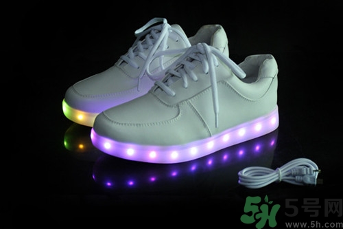 發(fā)光鞋怎么充電?發(fā)光鞋充電要沖多久 發(fā)光鞋怎么充電?發(fā)光鞋充電要沖多久