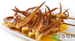 魷魚可以和葡萄一起吃嗎?魷魚能和葡萄同吃嗎? 魷魚可以和葡萄一起吃嗎?魷魚能和葡萄同吃嗎?