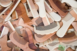 木梳子梳頭有什么好處?木梳子好還是塑料的好 木梳子梳頭有什么好處?木梳子好還是塑料的好