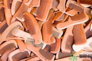 木梳子梳頭有什么好處?木梳子好還是塑料的好 木梳子梳頭有什么好處?木梳子好還是塑料的好