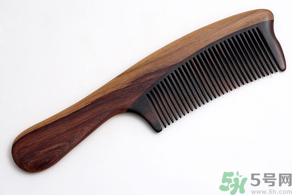 木梳子梳頭有什么好處?木梳子好還是塑料的好 木梳子梳頭有什么好處?木梳子好還是塑料的好
