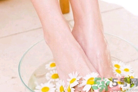 腳臭是怎么回事？用什么方法去除腳臭？
