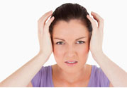 偏頭痛的原因是什么？女性偏頭痛的癥狀有哪些？