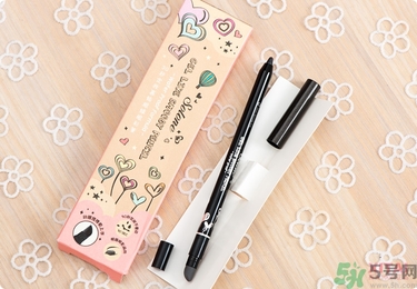 solone眼線(xiàn)筆怎么削？怎么推出來(lái)？