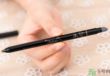 solone眼線(xiàn)筆怎么削？怎么推出來(lái)？