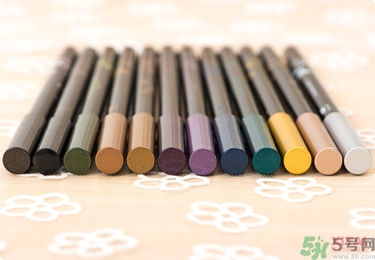 solone眼線(xiàn)筆怎么削？怎么推出來(lái)？