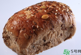 晚上吃全麥面包會(huì)胖嗎？吃全麥面包會(huì)胖嗎？