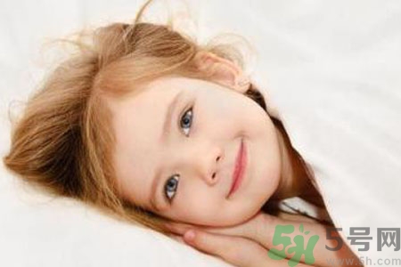 小孩睡覺落枕怎么回事？小孩睡覺落枕了怎么辦？