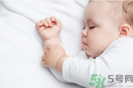 小孩睡覺落枕怎么回事？小孩睡覺落枕了怎么辦？