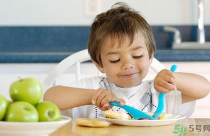 寶寶能吃零食嗎？寶寶吃零食的危害
