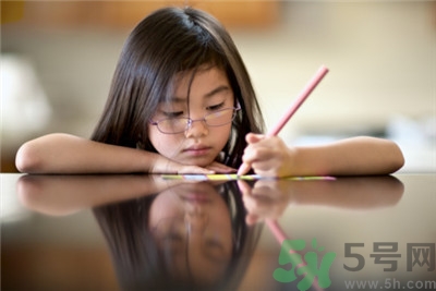 孩子左撇子怎么辦？孩子左撇子需要糾正嗎？