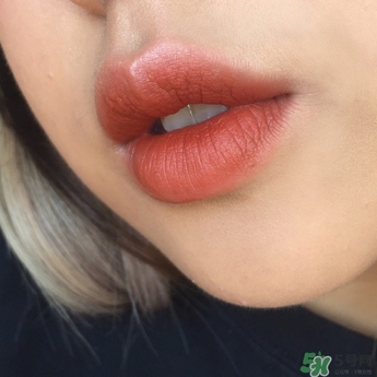 smashbox唇釉out loud色號(hào)真人試色圖 smashbox唇釉out loud色號(hào)真人試色圖