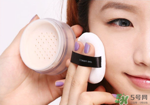 冬天化妝要用散粉嗎？冬天化妝需要定妝粉嗎？