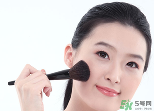 冬天化妝起皮怎么辦？冬天化妝臉干怎么辦？