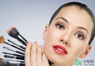 冬天化妝起皮怎么辦？冬天化妝臉干怎么辦？