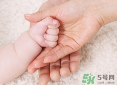 新生兒手指甲什么時候剪?新生兒手指甲怎么剪? 新生兒手指甲什么時候剪?新生兒手指甲怎么剪?