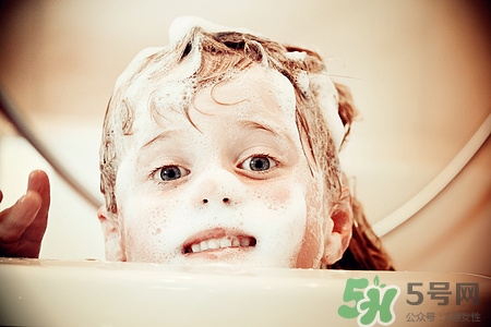 剛洗完頭就有頭皮屑是怎么了?剛洗完頭就有頭皮屑怎么辦 剛洗完頭就有頭皮屑是怎么了?剛洗完頭就有頭皮屑怎么辦