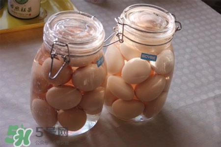 腌雞蛋沒有壇子怎么辦？腌雞蛋用鐵盆可以嗎？