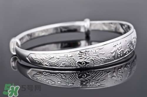 寶寶帶銀手鐲有什么好處?寶寶多大可戴銀手鐲 寶寶帶銀手鐲有什么好處?寶寶多大可戴銀手鐲