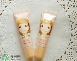 愛麗小屋唇部磨砂膏怎么樣？愛麗小屋唇部磨砂膏和悅詩(shī)風(fēng)吟哪個(gè)好？