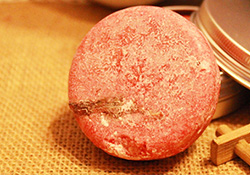 lush小紅帽洗發(fā)皂怎么用？lush小紅帽洗發(fā)皂使用方法