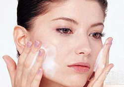 毛孔堵塞用什么洗面奶？毛孔堵塞用洗面奶注意事項(xiàng)