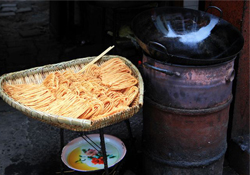 馓子里為什么要放明礬？馓子里有明礬嗎？