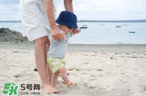 寶寶用學(xué)步車到底好不好 寶寶用學(xué)步車好嗎 寶寶用學(xué)步車到底好不好 寶寶用學(xué)步車好嗎