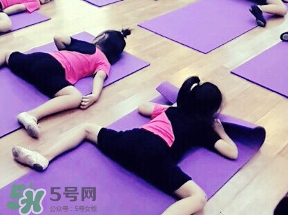 青蛙趴的標(biāo)準(zhǔn)動作圖片 青蛙趴的正確圖解 青蛙趴的標(biāo)準(zhǔn)動作圖片 青蛙趴的正確圖解