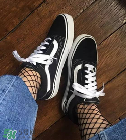 漁網(wǎng)襪牛仔褲怎么搭配好看？網(wǎng)襪破洞牛仔褲怎么搭配？