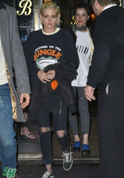 漁網(wǎng)襪牛仔褲怎么搭配好看？網(wǎng)襪破洞牛仔褲怎么搭配？