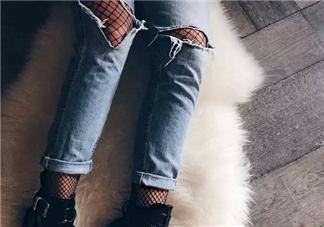 漁網襪牛仔褲怎么搭配好看？網襪破洞牛仔褲怎么搭配？