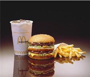 吃快餐抽兩瓶黑血是真的嗎？吃快餐血會變黑嗎？