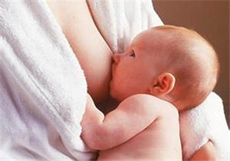 哺乳期奶水有血是什么原因？哺乳期奶水有血能喂奶嗎？